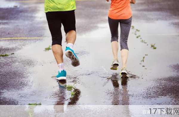 在这个雨季绵绵的季节里，雨后散步或晨跑时，你是否曾在湿润的墙角、草地或是人行道上，偶遇那些体型庞大、缓缓爬行的“雨后访客”——大蜗牛？它们背着色彩斑斓的壳，慢悠悠地探索着这个被雨水洗礼过的世界，看似无害又充满童趣，这些雨后的大蜗牛，却隐藏着不为人知的“秘密”——它们身上可能携带着各种致病菌，让人不禁要提醒一句：雨后出现的大蜗牛，别碰更别吃！