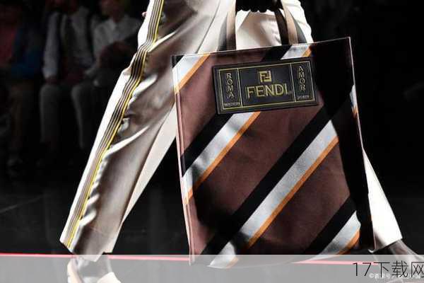 Prada，一个以精湛工艺、独特设计和卓越品质著称的时尚品牌，长久以来都是高端时尚的代名词，而贾玲，作为华语喜剧界的璀璨明星，以其幽默风趣、亲和力强和才华横溢著称，她的每一次亮相都能带给观众欢笑与感动，两者的结合，看似风马牛不相及，实则是一场精心策划的跨界盛宴，旨在打破传统美学的界限，探索时尚与娱乐的新可能。