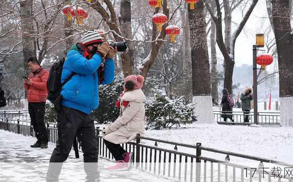 游人如织，共赏雪景之美