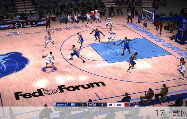 除了视觉上的震撼，《NBA Live 14》在玩法上也进行了大胆的创新，游戏引入了更加智能的AI系统，使得电脑控制的球员在比赛中能够展现出更加真实、多变的战术选择，从而大大提升了游戏的挑战性和可玩性，游戏还提供了丰富的自定义选项，玩家可以根据自己的喜好调整球员的装备、技能甚至球队的战术体系，创造出独一无二的篮球世界，这种深度模拟与自由创造的完美结合，无疑将吸引更多篮球迷投身到这场虚拟的篮球盛宴中来。