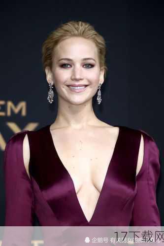 在璀璨的星光下，好莱坞女星詹妮弗·劳伦斯（Jennifer Lawrence），这位被亲切称为“大表姐”的演技派女神，再次以她独有的魅力征服了红毯，在一场备受瞩目的活动中，劳伦斯以一袭简约而不失高雅的黑色长裙亮相，瞬间成为全场焦点，其成熟稳重的气质更是让人眼前一亮，仿佛时间在她身上轻轻按下了暂停键，只留下无尽的优雅与从容。