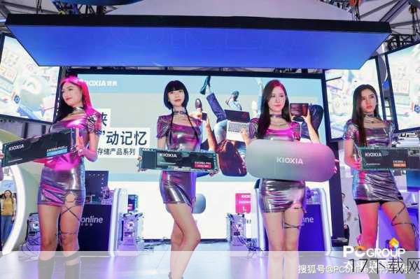 在ChinaJoy中，Showgirl不仅是展会的一道亮丽风景线，更是连接游戏厂商与玩家之间的重要桥梁，她们通过展示游戏相关的服饰、道具等元素，帮助玩家更直观地了解游戏内容；她们还积极参与互动环节，与玩家交流游戏心得，提升玩家的参与感和归属感，可以说，Showgirl在ChinaJoy中扮演着不可或缺的角色，为展会的成功举办贡献了自己的力量。