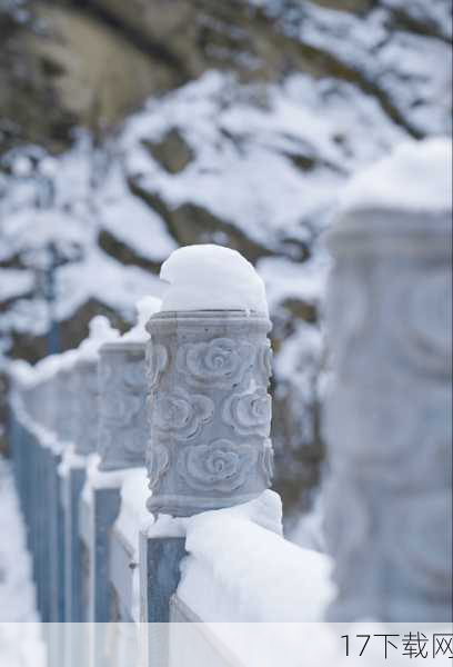 打开包装盒，白色版红米手机静静地躺在那里，如同初雪覆盖下的小径，纯净而宁静，机身采用了细腻的磨砂工艺，不仅手感舒适，更在光线的照耀下，展现出微微的光泽，既保留了白色的纯洁，又增添了几分高级感，屏幕点亮后，边框与屏幕的过渡自然流畅，仿佛一整块白玉雕琢而成，让人爱不释手。